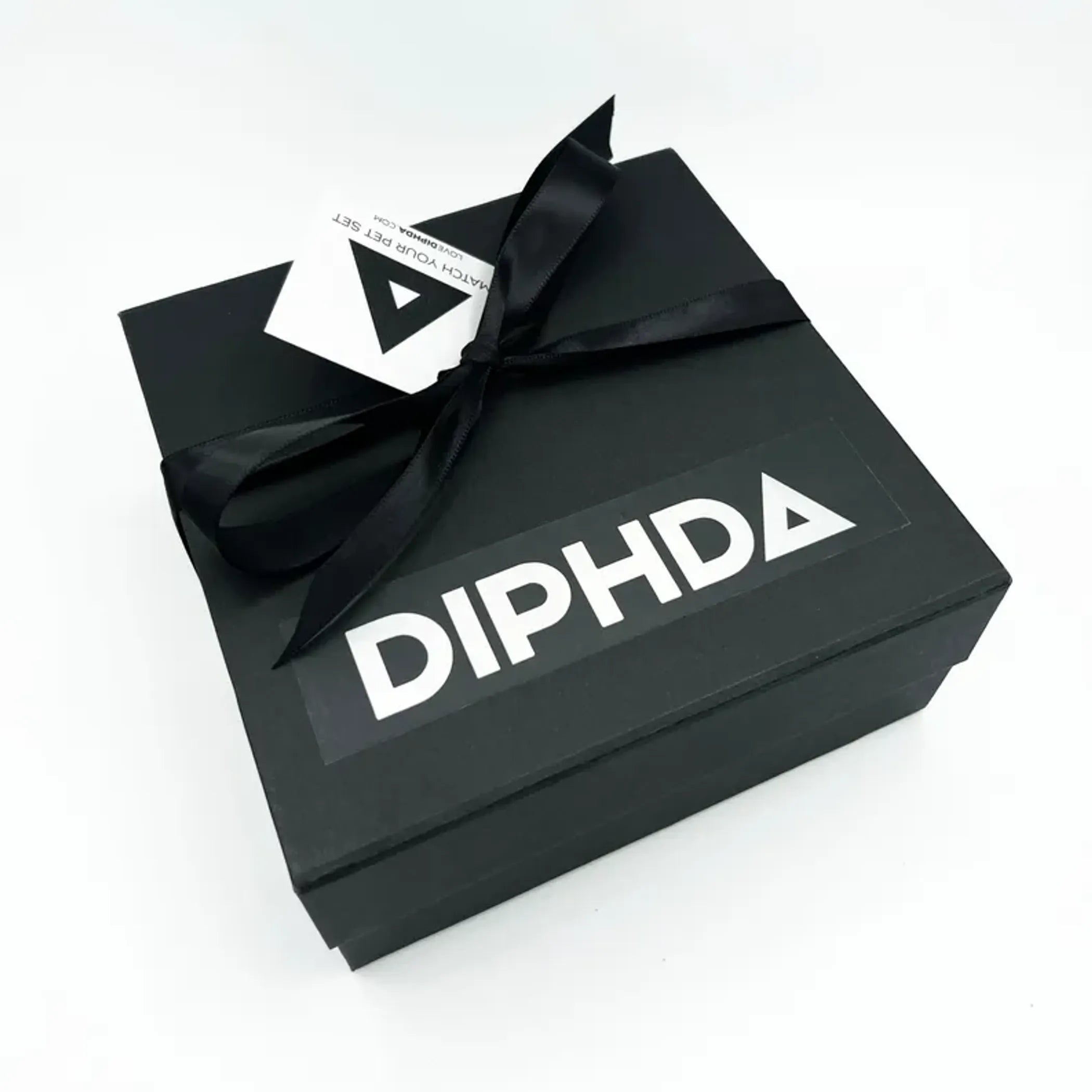 DIPHDA Jet Onyx pet accessories gift set with matching collar, leash, and bandana for dogs or cats, in stylish black design.
