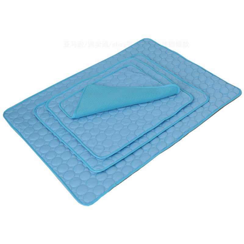 Gray pet summer sofa mat for cats and dogs, CJDropshipping pet bed with soft, comfortable surface for pets to rest.