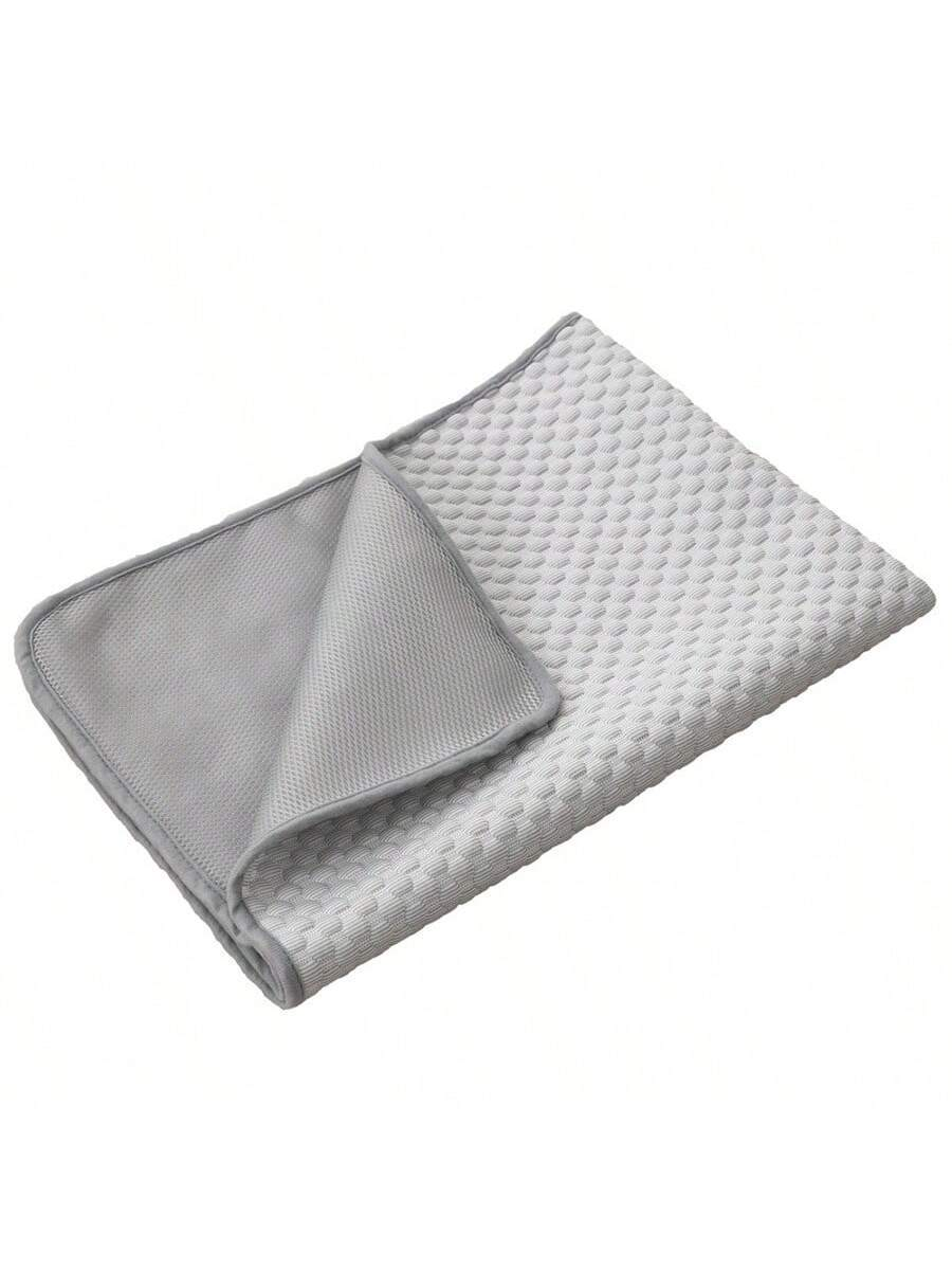 Lilac Milo pet cooling mat made of ice silk, breathable pad for dogs and cats, lightweight and comfortable pet bed.